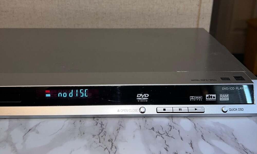 Panasonic DVD-S29 Advanced Progressive Scan DVD/CD Player Silver (NO control)